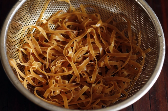 Fresh flat noodles come with a light brown color and a slightly chewy texture. Photo by VnExpress/Bui Thuy