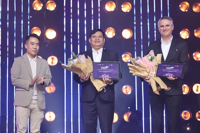 Emin Turan (R), General Director of Sanofi Vietnam, received the Pioneer Company for Community certificate at the Star of the Year 2023 Gala, on Jan. 6. Photo by Quynh Tran