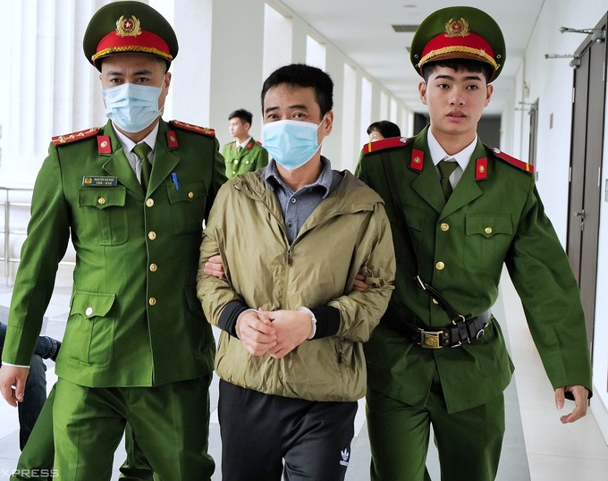 Phan Quoc Viet is taken to a court in Hanoi on January 8, 2024. Photo by VnExpress/Ngoc Thanh