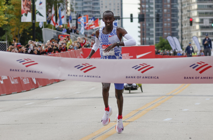Kenyas Kelvin Kiptum breaks the world record wearing Nikes Alphafly 3 at the Chicago Marathon on Oct. 8. 2023. Photo by AFP