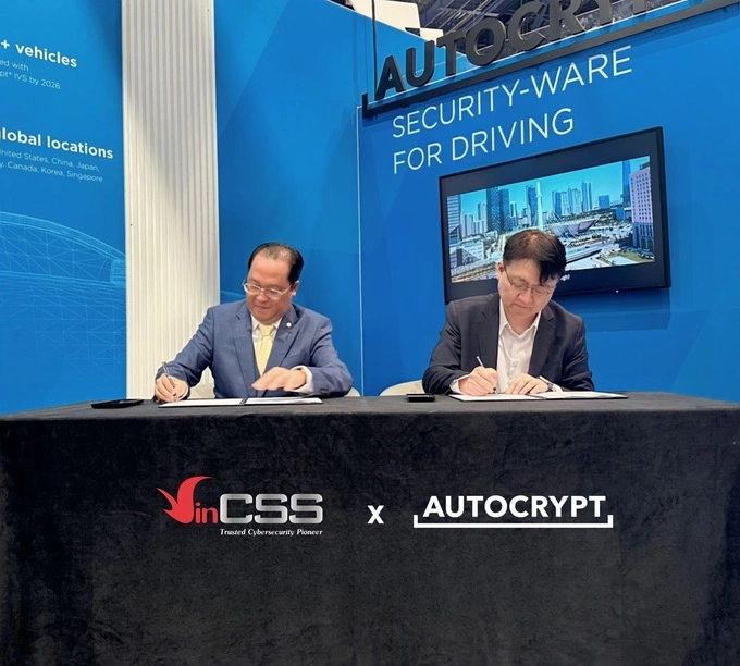 VinCSS CEO (L) and Autocrypt CEO (R) at the signing ceremony. Photo courtesy of VinCSS