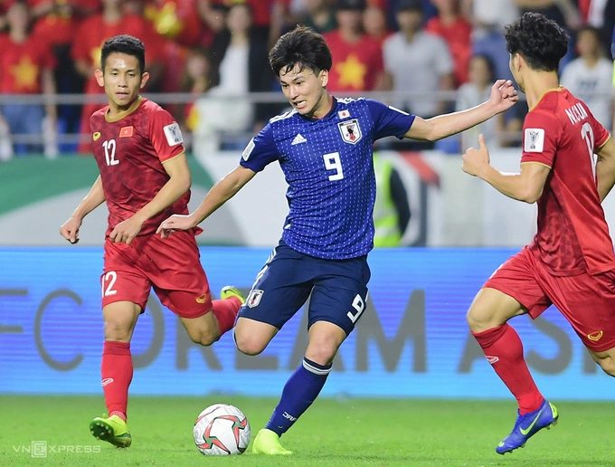 Japans Takumi Minamino takes a shot during the game with Vietnam in the 2019 Asian Cup quarterfinal game. Photo by VnExpress/Hieu Luong
