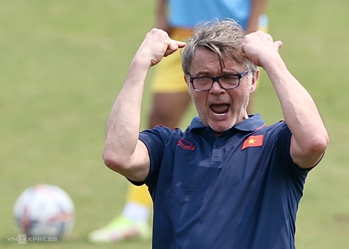Coach Philippe Troussier reacts during a training session with Vietnams U23 football team in March 2023. Photo by VnExpress/Hieu Luong