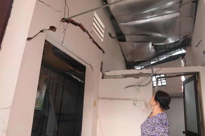 Vo Thi Dao stands inside her cracked house in Thu Dau Mot City of Binh Duong Province, January 2024. Photo by VnExpress/Phuoc Tuan