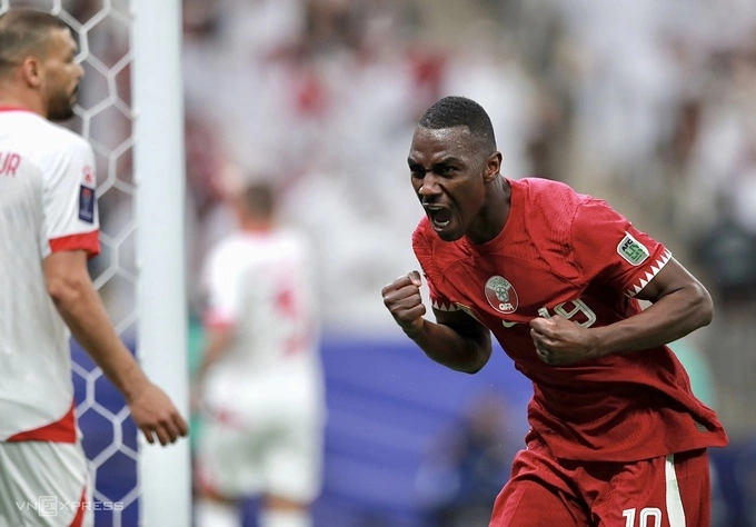 Qatars Almoez Ali, the top scorer at Asian Cup 2019, reacts after his goal was not accepted for being offside, Jan. 12, 2024. Photo by VnExpress/Lam Thoa