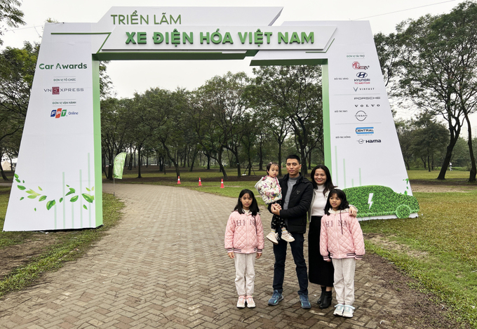 A family brought all three young children to the Electrified Vehicle Exhibition. Photo by Minh Hy