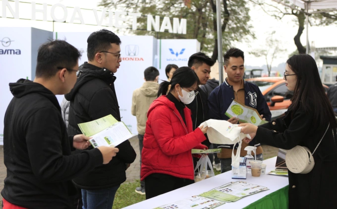 First visitors checked in and received gifts at the organizers registration desk. Photo by Luong Dung