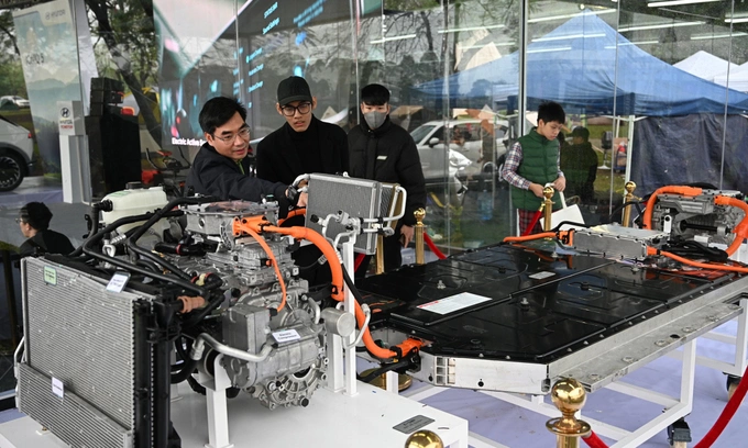 Visitors learn about the electric powertrain system on an upcoming Hyundai car model in Vietnam. Photo by Minh Quan