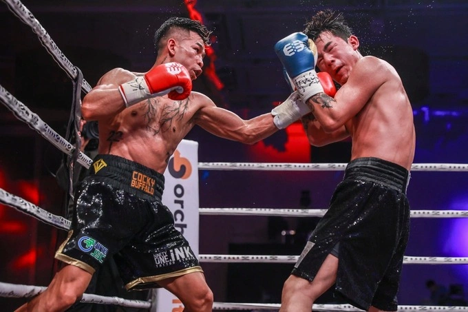 Tran Van Thao (L) with an accurate right hook at Li Gui Ming in WBO Title Match: War in Paradise on Jan. 13, 2024. Photo by Cocky Buffalo