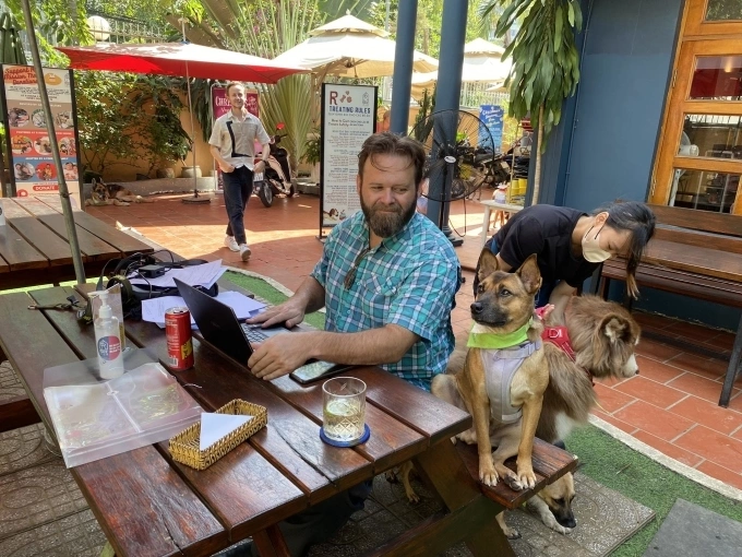 Justin, a regular customer at the dog and cat rescue cafe in Thu Duc City, on the morning of Dec. 20, 2023. Photo by VnExpress/ Ngoc Ngan