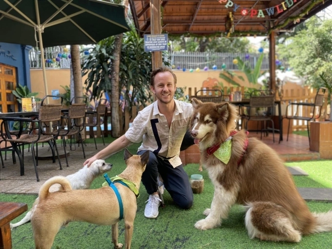 Alex Ward at his dog and cat rescue cafe in Thu Duc City, on the morning of Dec. 20, 2023. Photo by VnExpress/Ngoc Ngan
