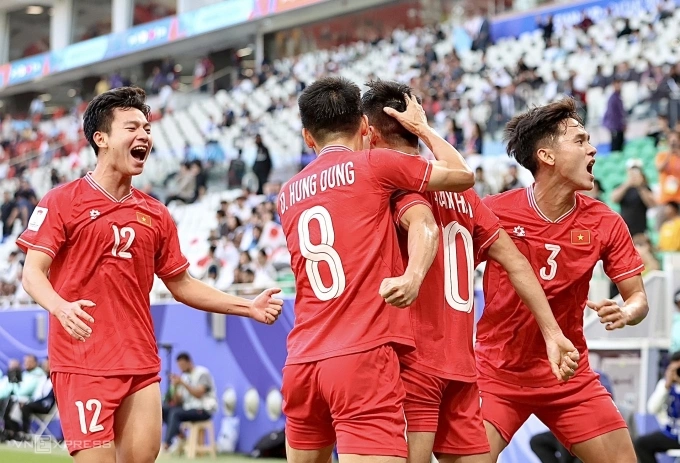 Vietnam players celebrate Pham Tuan Hais goal in the 2-4 loss to Japan in the opening match of group D in Asian Cup on Jan. 14, 2024. Photo by VnExpress/Lam Thoa
