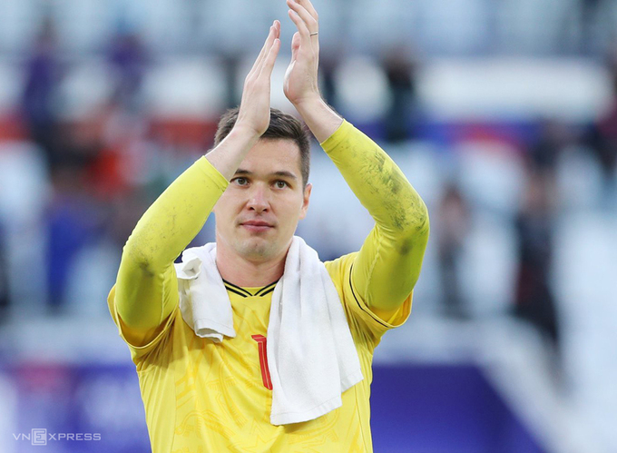 Goalkeeper Nguyen Filip thanks the fans after the 2-4 defeat of Vietnam against Japan in Asian Cup group stage on Jan. 14, 2024. Photo by VnExpress/Lam Thoa