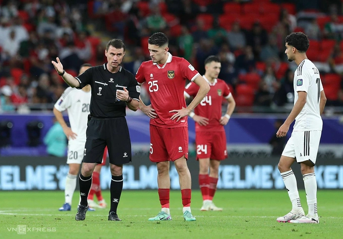Referee Tantashev Ilgiz (L) during the Asian Cup group stage game between Indonesia and Iraq on Jan. 15, 2024. Photo by VnExpress/Lam Thoa