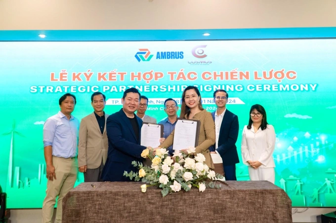 Ambrus and Cosmos sign a strategic cooperation agreement to develop industrial real estate financial solutions on Jan. 8, 2024. Photo courtesy of Cosmos