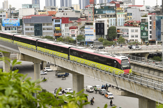A train conducts a test run on Hanois Nhon - Hanoi Station metro line in 2022. Photo by VnExpress/Pham Chieu