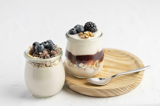 Yogurt mixed with fruits, jam, and oats. Illustration photo by Freepik