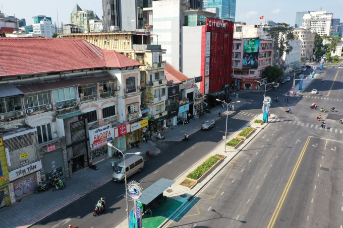 Townhouses for rent on Le Loi Street in HCMCs District 1. Photo by VnExpress/Quynh Tran