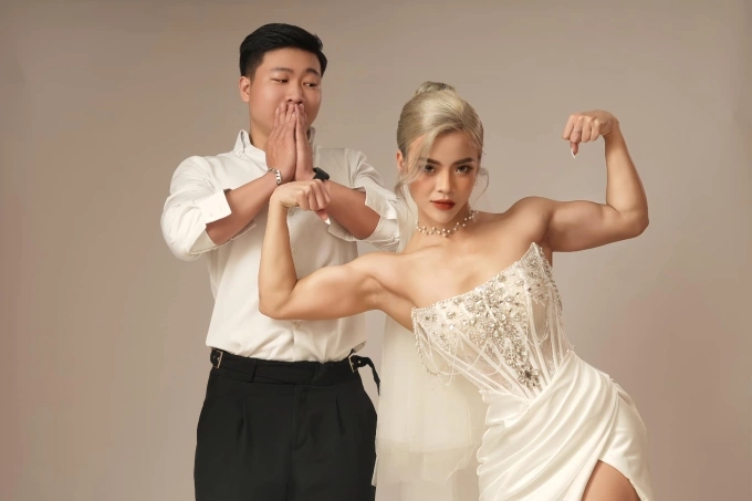 Hong Hanh and her husband Ngoc Hai posing for the wedding photos. Photo from Hong Hanhs Facebook.