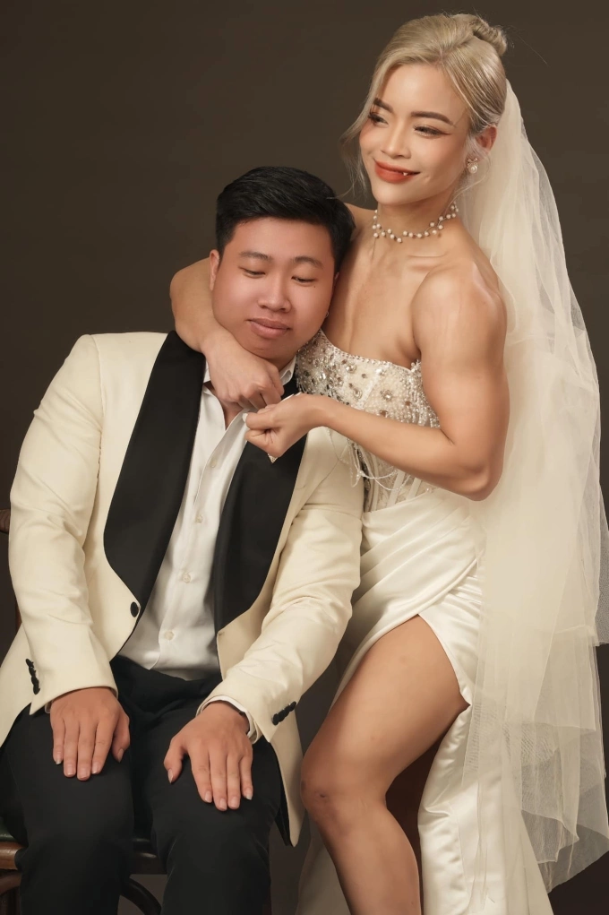 Hong Hanh pretends to put her husband in a chokehold. Photo from Hong Hanhs Facebook.