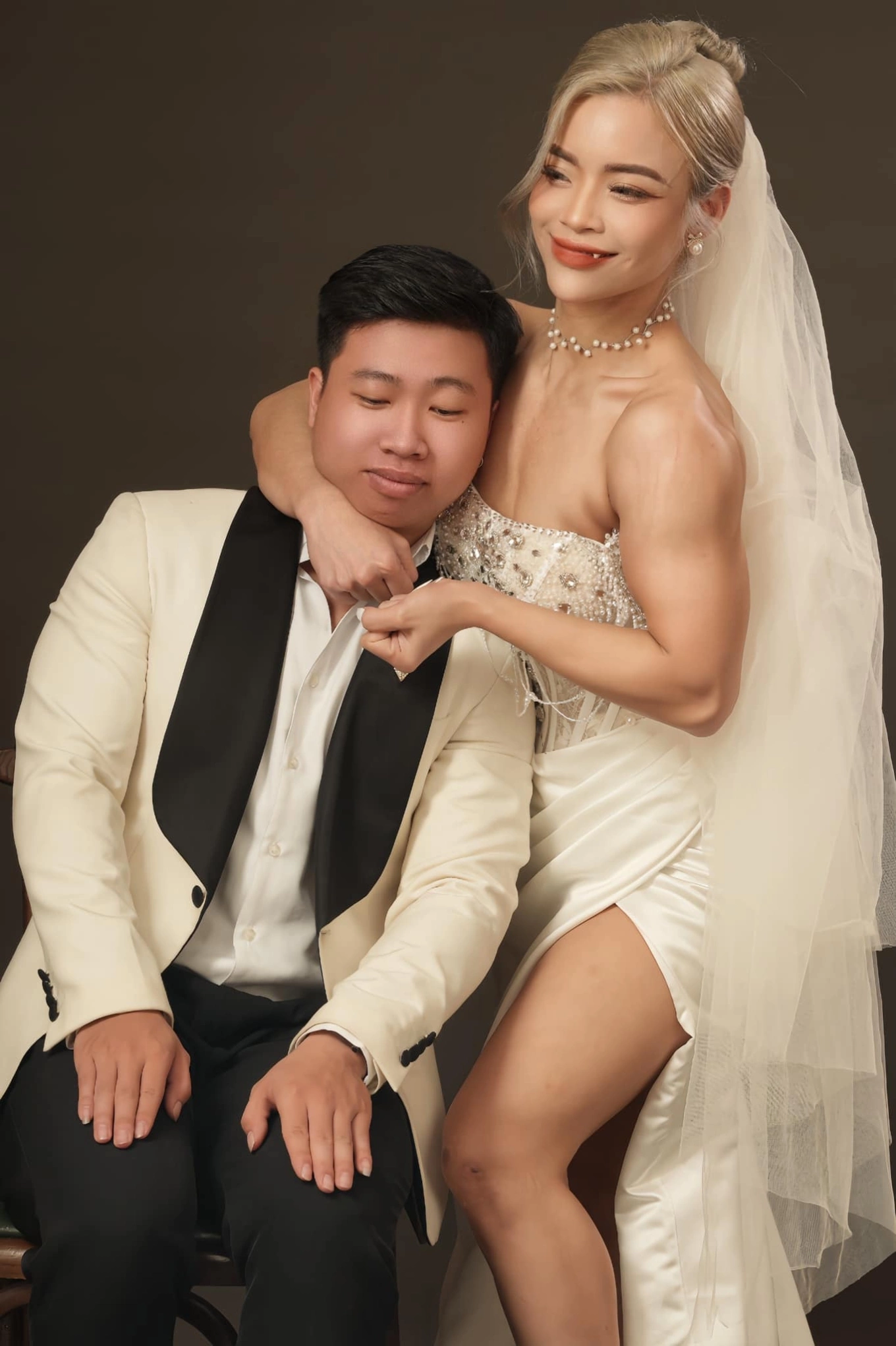 Hanoi bride flaunts strength by carrying groom princess-style - VnExpress International Hanoi bride flaunts strength by carrying groom princess-style - VnExpress International