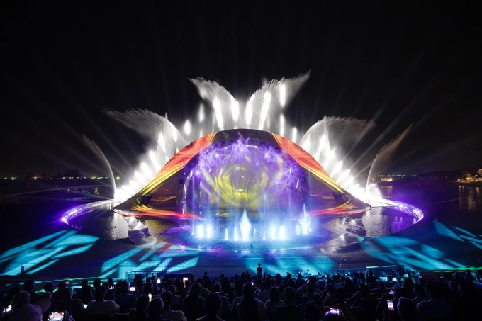 Kiss of the Sea is one of the largest multimedia shows held on water in the world. Photo courtesy of Sun Group