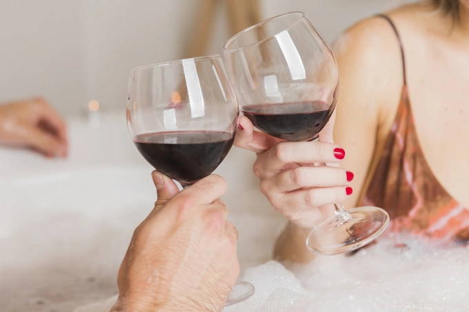 A couple toasting. Illustation photo by Freepik