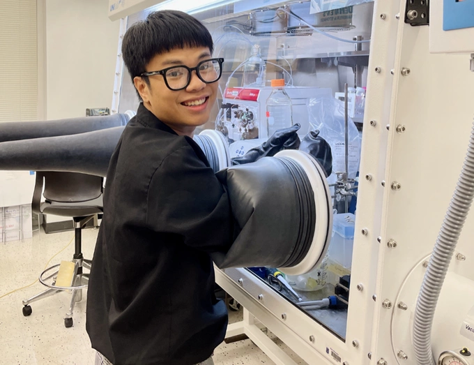 Nguyen Xuan Bach works at a laboratory at Duke University’s School of Medicine. Photo by Bach