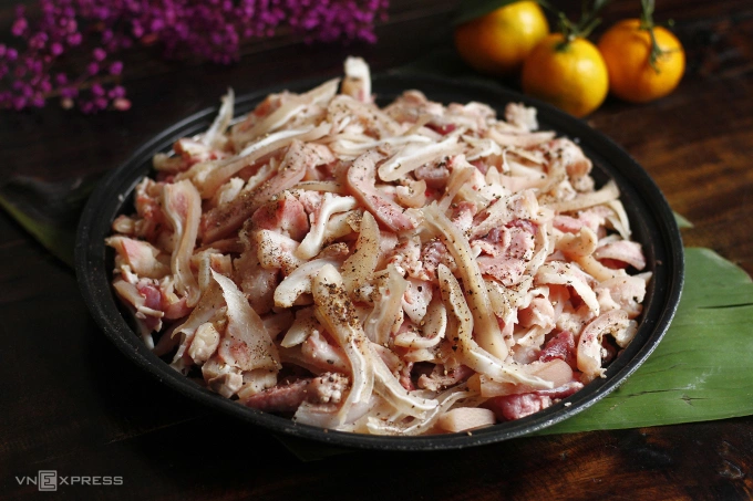 Pork ear, cheek, and trotter are sprinkled with black pepper. Photo by VnExpress/Bui Thuy.