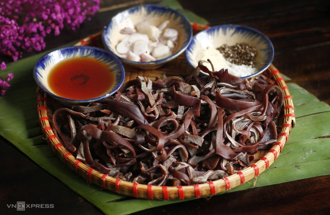 Sliced, soaked wood ear mushrooms resemble strings of dark brown noodles. Photo by VnExpress/Bui Thuy
