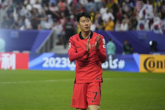 Forward Son Heung-min thanks fans after South Koreas 3-3 draw with Malaysia 3-3 in group E last round game at Asian Cup 2023 in Al Janoub Stadium, Al Wakrah, Qatar, Jan. 25, 2024. Photo by AP