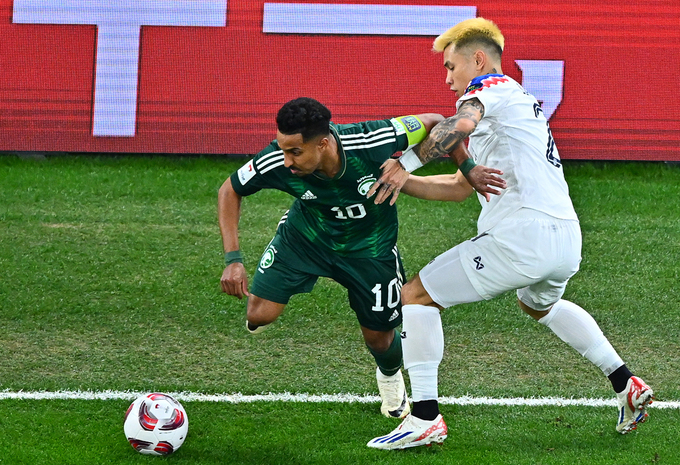 Saudi Arabia (L) play Thailand in a 0-0 draw in the last round of group F at the Asian Cup, Jan. 25, 2024. Photo by AFC