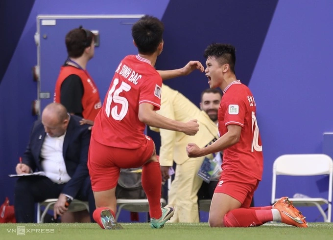 Pham Tuan Hai (R) celebrates his goal to help Vietnam lead 2-1 against Japan in their Asian Cup opener on Jan. 14, 2024. Vietnam lost 2-4 eventually. Photo by VnExpress/Lam Thoa