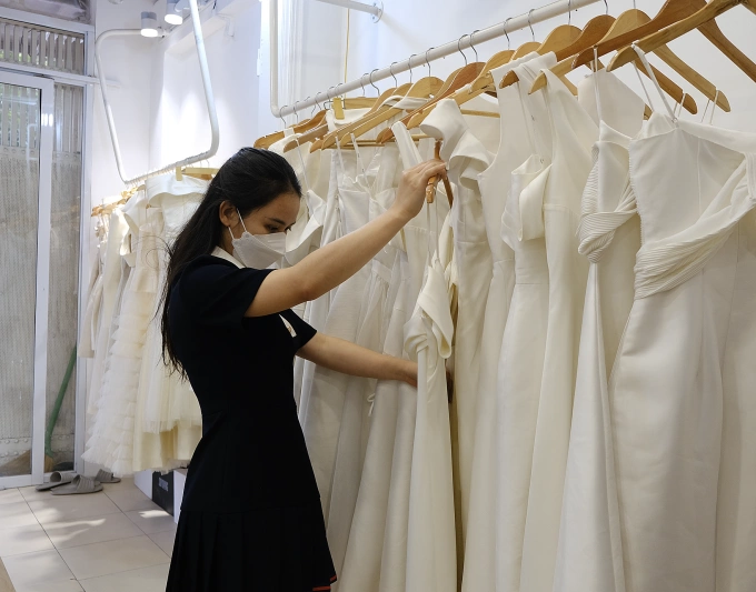 Nguyen Nhung at a party dress rental store on Tran Quang Dieu Street, Hanois Dong Da District, Jan. 16, 2024. Photo by VnExpress/ Quynh Nguyen