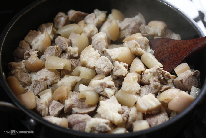 The high heat during stir-frying causes some of the meat juices to evaporate,giving the meat a slightly brownish appearance. Photo by VnExpress/Bui Thuy