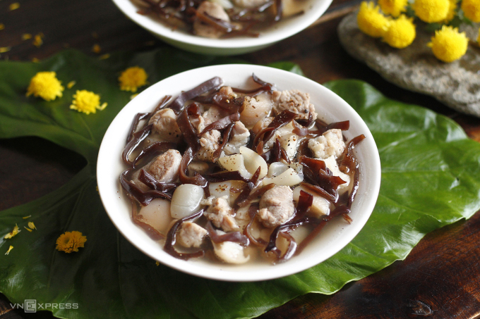 Adding pepper to the cooked meat enhances flavors while maintaining a clear color. Photo by VnExpress/Bui Thuy