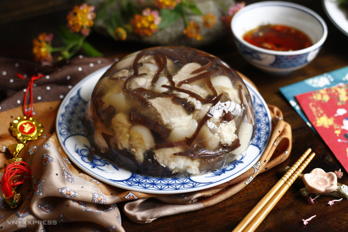 Once cooled, the meat mixture transforms into translucent jellied pork, allowing a glimpse of the ingredients within. Photo by VnExpress/Bui Thuy