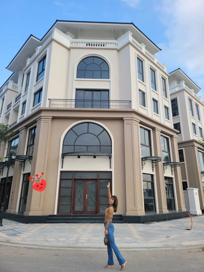 Lan Phuong, wife of actor Manh Truong, posing next to the couple’s recently bought villa in the northern province of Hung Yen. Photo courtesy of Phuong