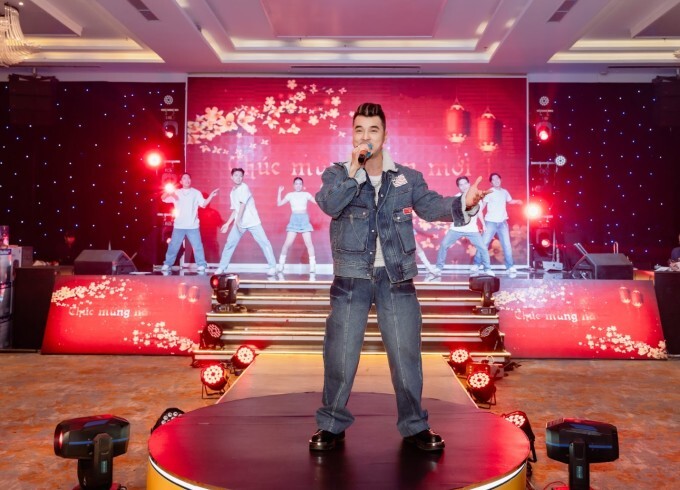 Singer Ung Hoang Phuc performed at Chicilon Medias year-end party. Photo courtesy of Chicilon Media