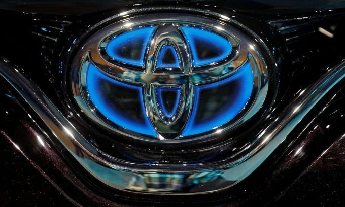 The Toyota logo is seen on the bonnet of a newly launched Camry Hybrid electric vehicle at a hotel in New Delhi, India, Jan. 18, 2019. Photo by Reuters