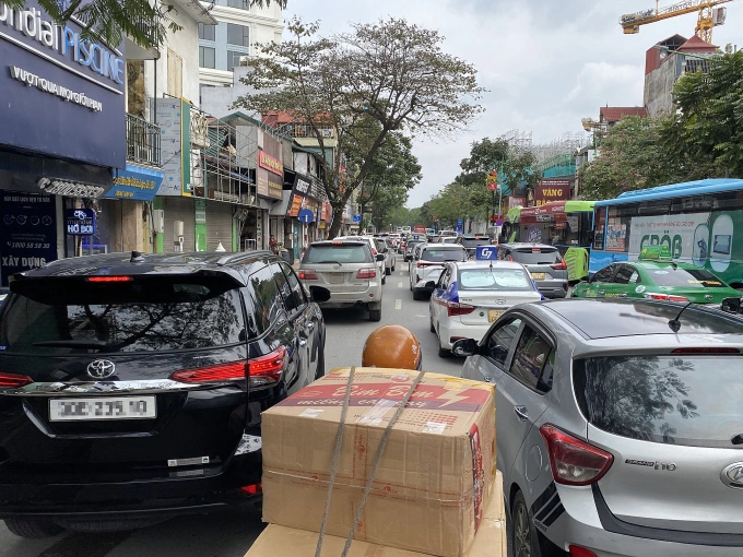 Kilometer-long traffic jam on Nguyen Thai Hoc Street, Dong Da District, captured at 2:00 p.m., Jan. 25, 2024. Photo by VnExpress/Quynh Nguyen
