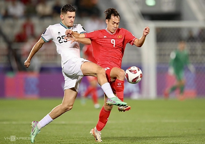 Defender Justin Hubner (number 25) is one of the eight neutralized players in Indonesia national football team. Photo by VnExpress/Lam Thoa