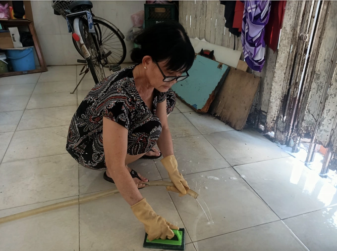 Le Anh Nguyet performs housekeeping duties in Binh Tan district, Ho Chi Minh City, in January 2024. Photo courtesy of Nguyet
