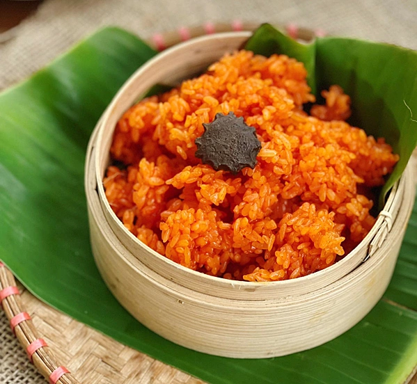 Red sticky rice, known as xoi gac, has a vibrant red color. Photo by VnExpress