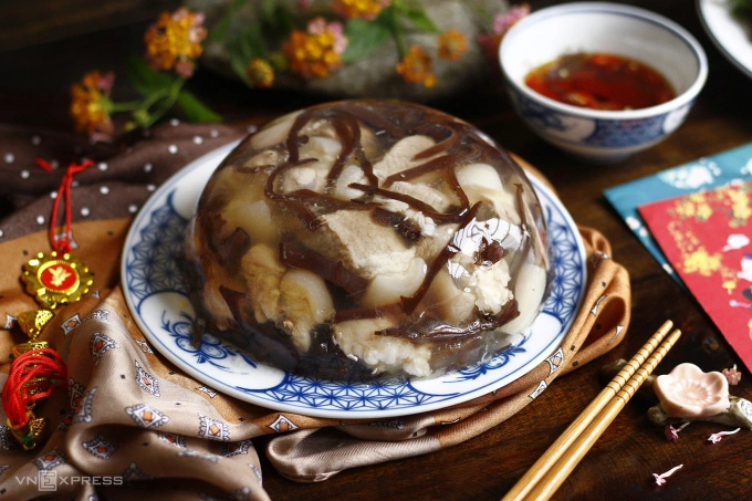 Once cooled, the meat mixture transforms into translucent jellied pork, allowing a glimpse of the ingredients within. Photo by VnExpress/Bui Thuy
