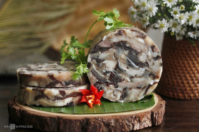 After being cut, gio xao maintains a well-defined shape, ensuring that each slice holds together cleanly. Photo by VnExpress/Bui Thuy