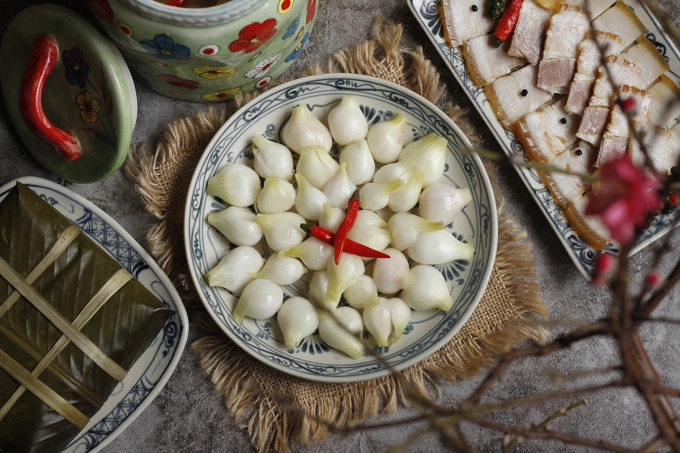 Pickled shallots have a pale white color with a slight touch of green. Photo by VnExpress/Bui Thuy