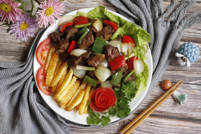 Vietnamese shaking beef is often served with salad and French fries. Photo by VnExpress/Bui THuy