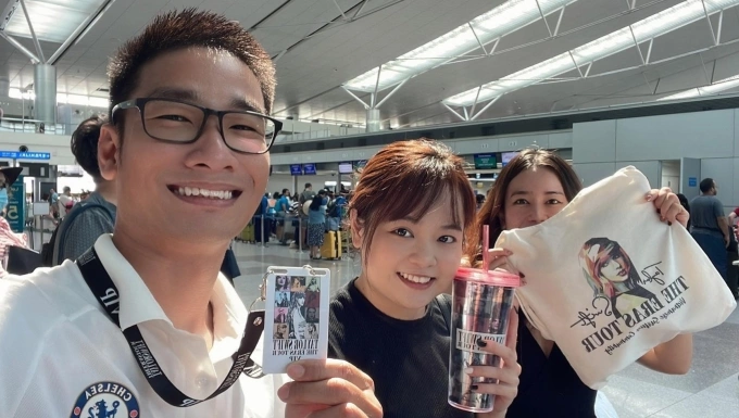 Tam Nguyen, 31, and his friends at Tan Son Nhat Airport in Ho Chi Minh City, preparing to depart for Singapore on Mar. 2, 2024. Photo by VnExpress/Tan Cao