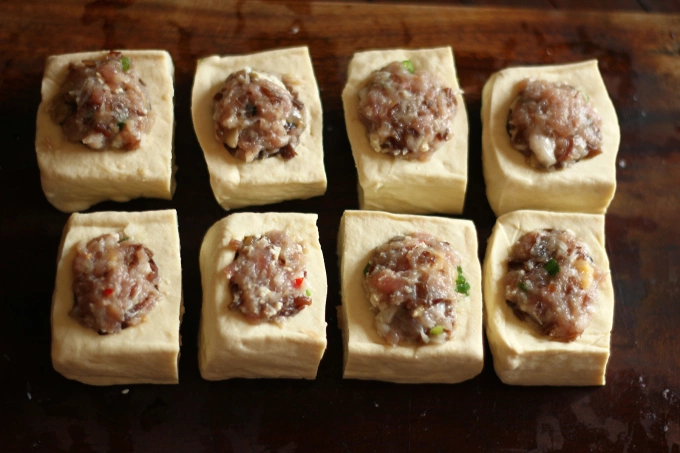 The stuffed tofu should have fillings filled slightly above the scooped-out area. Photo by VnExpress/Bui Thuy